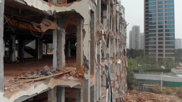 Vista aérea de um quebra-rochas em um local de demolição — Vídeo de Stock