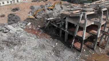 İki kazıcıyla birlikte bir yıkım alanının havadan görüntüsü
