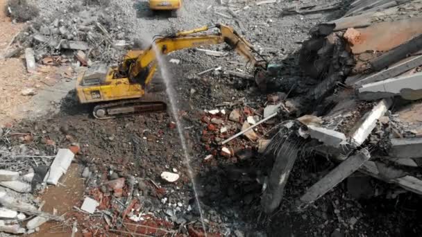 Aereo sopraelevato che si muove in avanti vista di un sito di demolizione con escavatore — Video Stock
