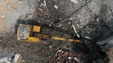 İki kazıcıyla birlikte bir yıkım alanının havadan görüntüsü
