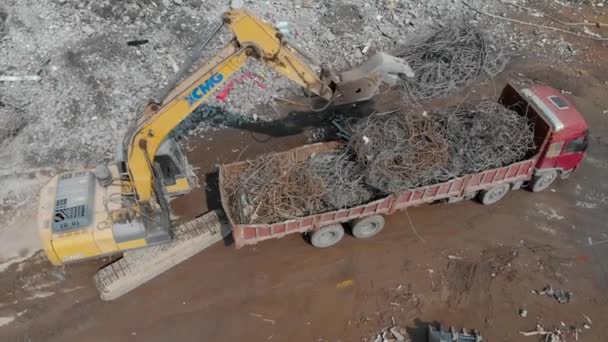 Bir kazıcı ve bir kamyonla bir yıkım alanının havadan görüntüsü. — Stok video