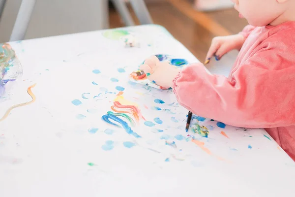 Ein Kind malt mit Fingern, Pinsel und Ölfarben — Stockfoto