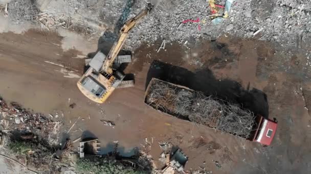 Vista aérea de un sitio de demolición con una excavadora y un camión — Vídeo de stock