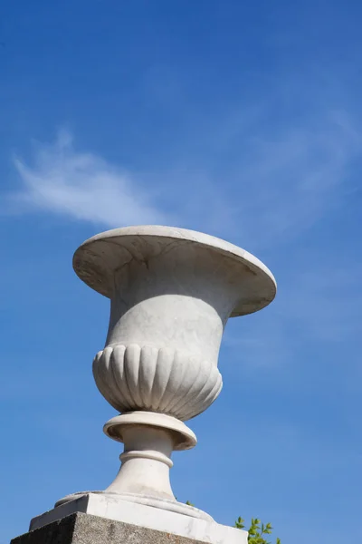 Vaso de mármore no fundo de uma nuvem branca, céu azul, Palácio Vorontsov, Alupka, Crimeia — Fotografia de Stock