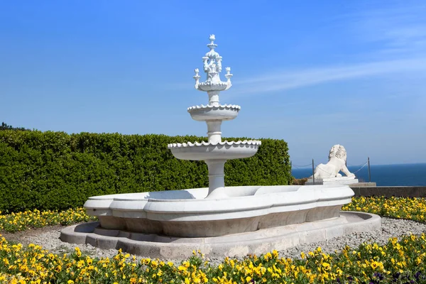 在穆斯林风格，背景下的一朵白云，蓝蓝的天空克里米亚半岛阿卢普卡，沃龙佐夫宫大理石喷泉 — 图库照片