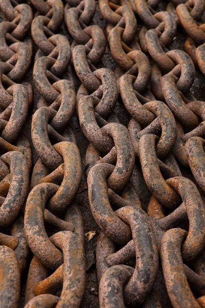 Old anchor chains, heavy, powerful, rusty, steel, lying in rows — Stock Photo, Image