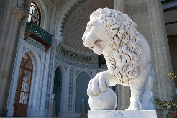 La escultura de mármol del león, el Palacio Vorontsov, Alupka, la Crimea Imagen de stock