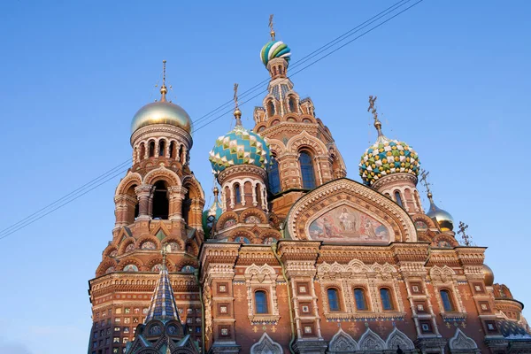 Sankt Petersburg, Cathedral of the Resurrection on the Blood, fragment, mosaic icons, golden domes — Stock Photo, Image