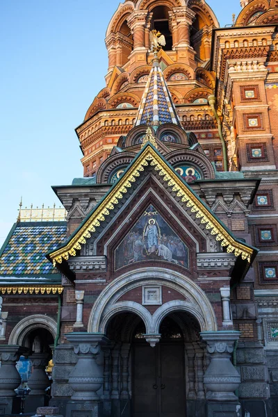 Sankt Petersburg, Catedral de la Resurrección sobre la Sangre, fragmento, iconos de mosaico, cúpulas doradas — Foto de Stock