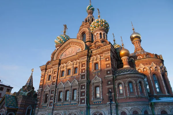 San Petersburgo, Catedral de la Resurrección sobre la Sangre, fragmento, iconos de mosaico, cúpulas doradas — Foto de Stock