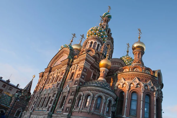 San Petersburgo, Catedral de la Resurrección sobre la Sangre, fragmento, iconos de mosaico, cúpulas doradas — Foto de Stock