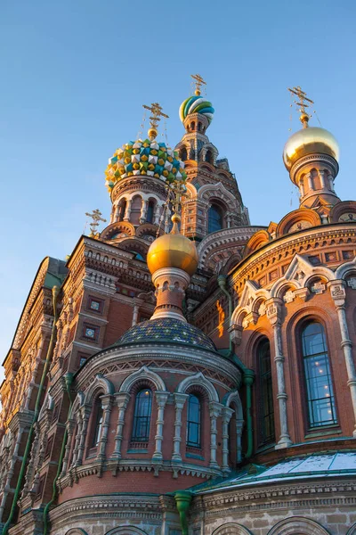 San Petersburgo, Catedral de la Resurrección sobre la Sangre, fragmento, iconos de mosaico, cúpulas doradas — Foto de Stock