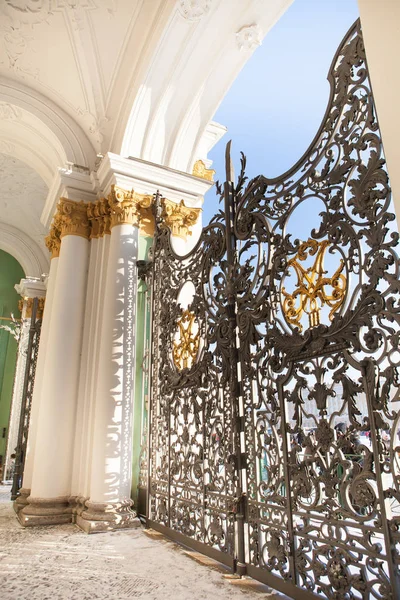 The central gate of the Hermitage.The landmark of St. Petersburg, northern capital of Russia — Stock Photo, Image