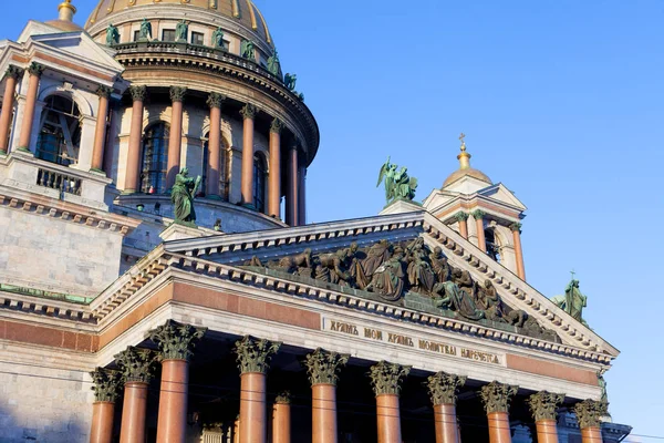 Sankt Petersburg, Fachada de la Catedral de San Isaac, fragmento, columnata, escultura — Foto de Stock