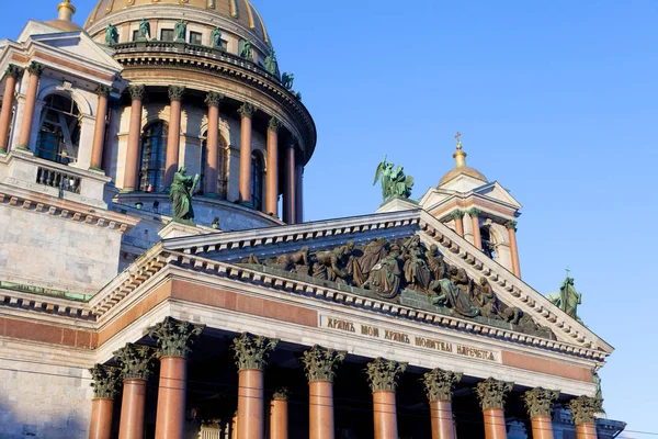 Sankt Petersburg, Facade of St. Isaac's Cathedral, fragment, colonnade, sculpture — Stock Photo, Image