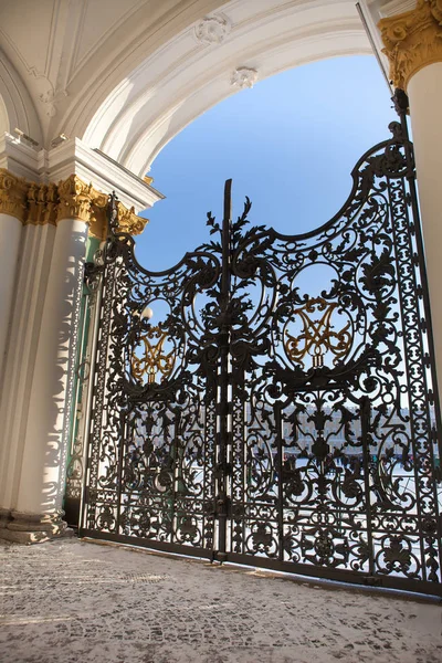 La puerta central de la Ermita.El hito de San Petersburgo, capital del norte de Rusia Imagen de archivo