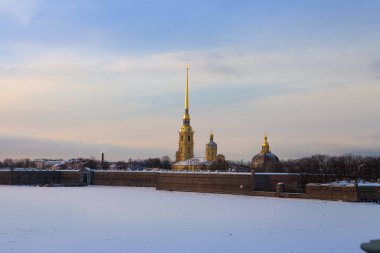 Kış, Peter ve Paul Fortress, mavi gökyüzü karşı Katedrali altın spire Saint Petersburg'da