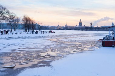 Kış, Peter ve Paul Fortress Neva ve Palace dolgu üzerinde güzel görünümünden St. Petersburg'da buz giyiyor Neva nehir, gün batımı.