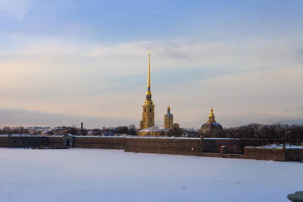 San Petersburgo en invierno, Pedro y Pablo Fortaleza, la aguja de oro de la catedral contra el cielo azul — Foto de Stock