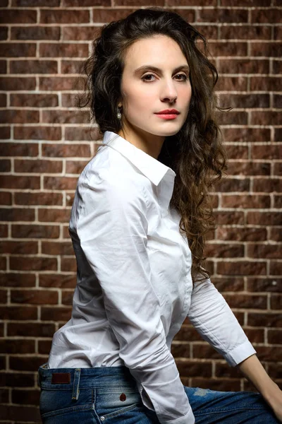 Jovem mulher com cabelo bonito — Fotografia de Stock