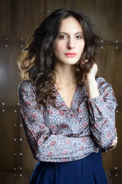 Jovem mulher com cabelo bonito — Fotografia de Stock