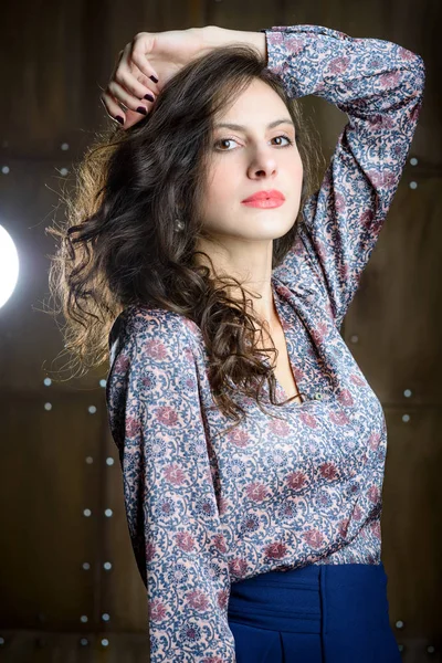 Jovem mulher com cabelo bonito — Fotografia de Stock