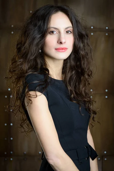 Mujer joven con cabello hermoso — Foto de Stock