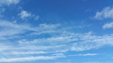 Beyaz bulutlu mavi gökyüzü   