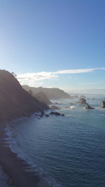 Kuzey İspanya sahil. Mavi su ve mavi gökyüzü