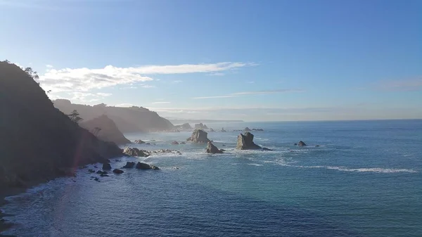 Costa del norte de España. Agua azul y cielo azul —  Fotos de Stock
