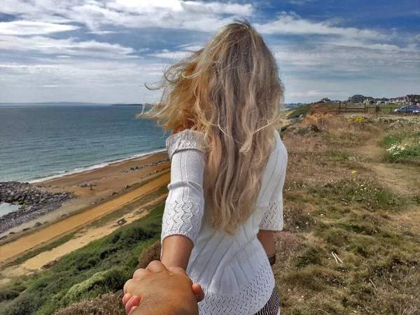 Seguitemi. Ragazza bionda sulla scogliera bordo — Foto Stock