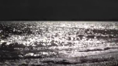 Köpüklü su dalgalı deniz kenarında arka plan bulanık. Siyah ve Beyaz Tema