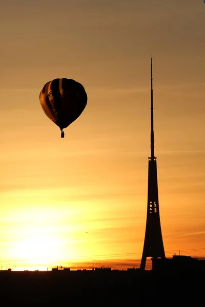 Air balloon over TV tower at sunset in summer time in Riga, Latv — Stock Photo, Image