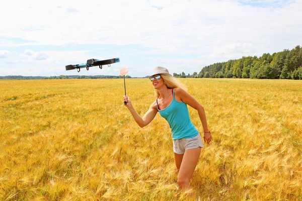 Blondes Mädchen mit Fliegenklatsche vertreibt Drohne — Stockfoto