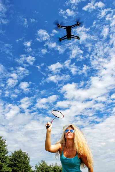 Den blonda flickan med en Flugsmälla driver bort drone — Stockfoto