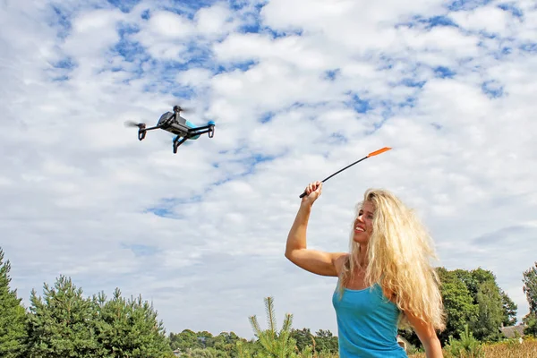 Den blonda flickan med en Flugsmälla driver bort drone — Stockfoto