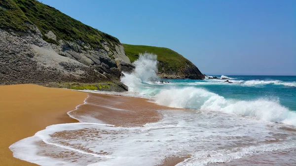 A onda rola para a praia, para a areia amarela da praia — Fotografia de Stock