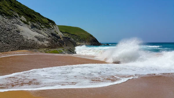 A onda rola para a praia, para a areia amarela da praia . — Fotografia de Stock