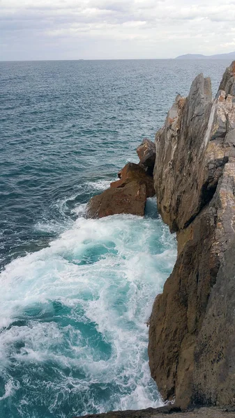 Θέα από ψηλά κύματα πρόσκρουση ενάντια σε βράχους. — Φωτογραφία Αρχείου