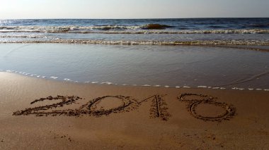 2018 basamak kumun üzerinde çizim