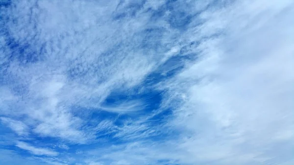 Pohled Dolní Bílé Mraky Modré Obloze Pozadí — Stock fotografie