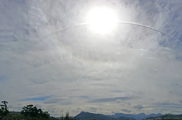 Солнце Облачном Небе Обратным Следом Самолета Панорамное Фото — стоковое фото