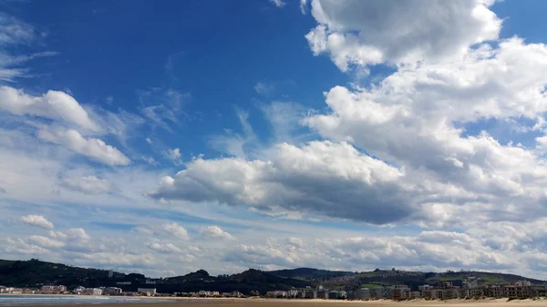 Nubes Blancas Sobre Fondo Azul Del Cielo Sobre Las Montañas — Foto de Stock