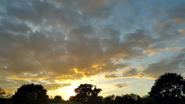 Blick Auf Die Wolken Bei Sonnenuntergang Von Unten Gelb Bemalt — Stockfoto