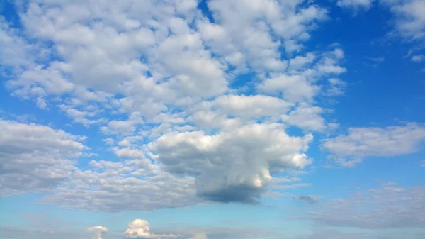 Leichte Luftweiße Wolken Bei Sonnigem Wetter — Stockfoto