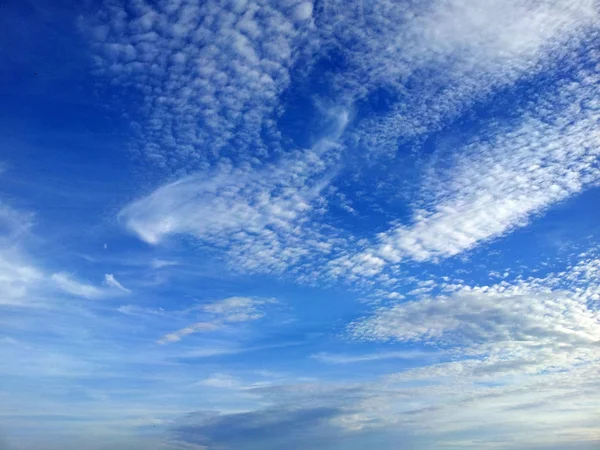 Pohled Dolní Bílé Mraky Modré Obloze Pozadí — Stock fotografie