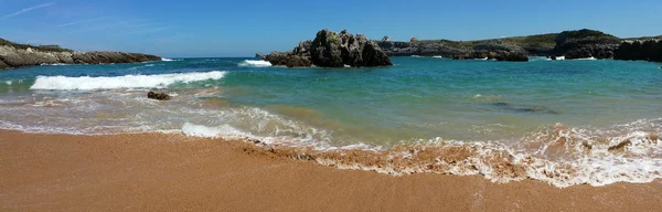 風景の美しい波と青い空とビーチ。北スペイン — ストック写真