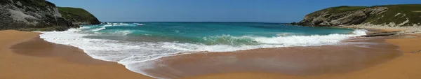 Praia com belas ondas e céu azul, paisagem. Norte de Espanha — Fotografia de Stock