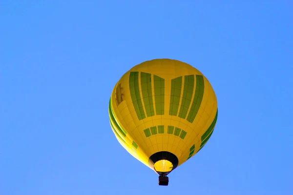 Gelber Luftballon Auf Dem Blauen Himmel Hintergrund Blick Von Unten — Stockfoto