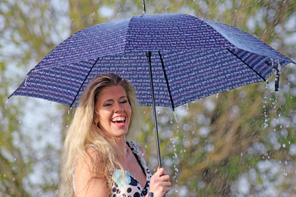 Chica Rubia Sonriente Vestido Con Paraguas Tiempo Lluvioso —  Fotos de Stock